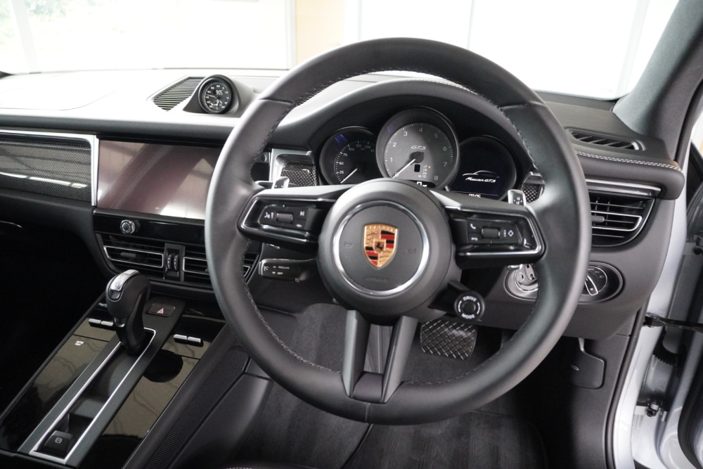 267801   Macan GTS (1)
