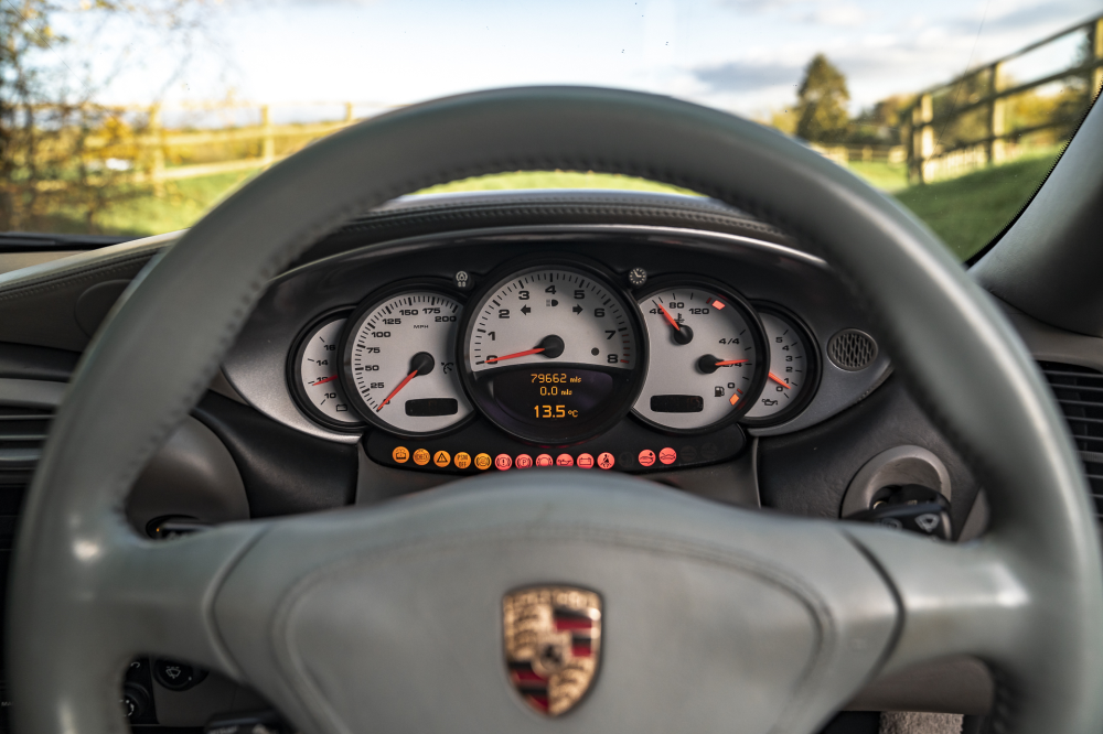 04 Porsche 911 Carrera 4S interior 5