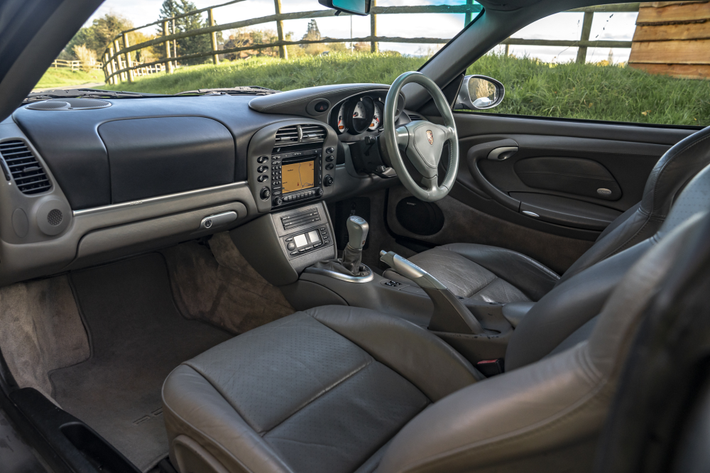 04 Porsche 911 Carrera 4S interior 8