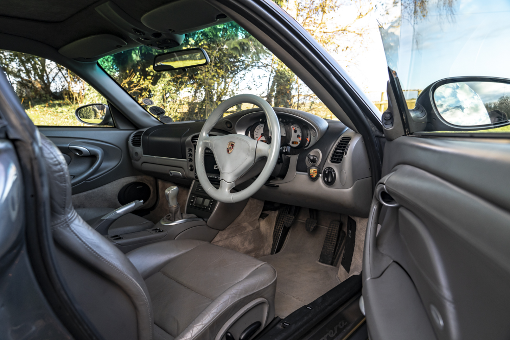 04 Porsche 911 Carrera 4S interior 1
