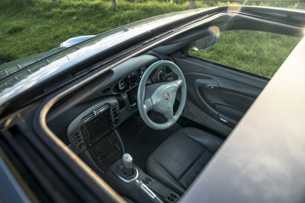 04 Porsche 911 Carrera 4S interior 15