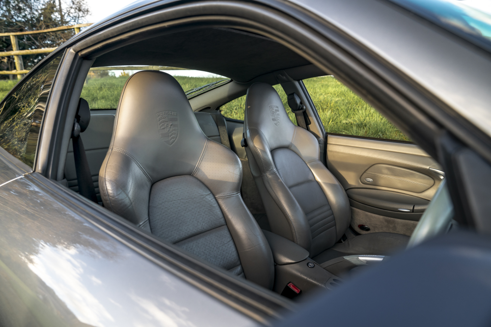 04 Porsche 911 Carrera 4S interior 16