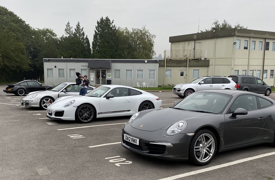 Photo 4 from the 2021 Oct 10th - R29 Monthly Meet @ Redhill Aerodrome gallery