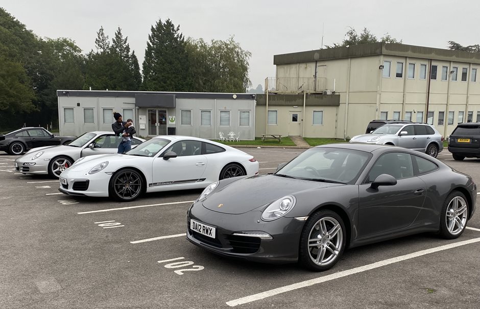 Photo 3 from the 2021 Oct 10th - R29 Monthly Meet @ Redhill Aerodrome gallery