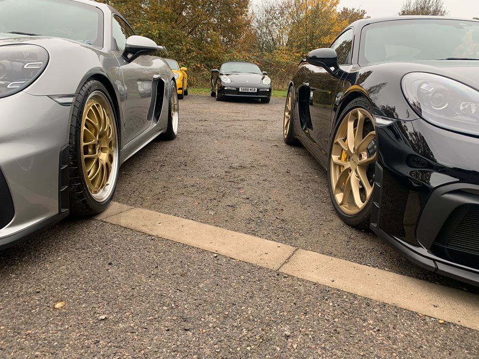 Photo 5 from the 2021 Nov 14th - R29 Meet at Fairoaks Airport gallery