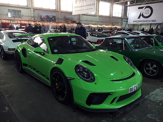Photo 16 from the A Porsche Christmas gallery
