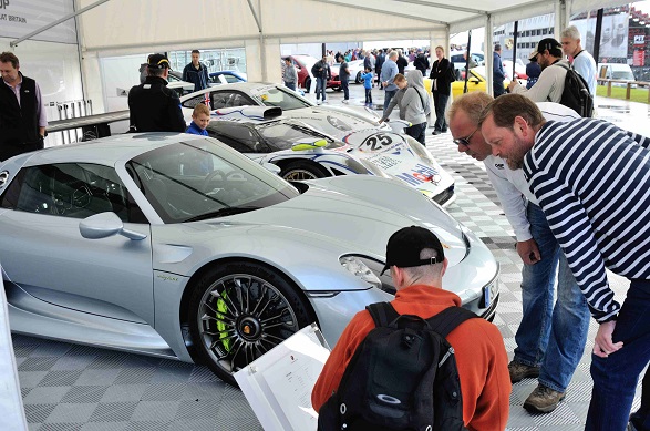 1,000KM Plug-in hybrid road trip helps Porsche celebrate10M facebook fans