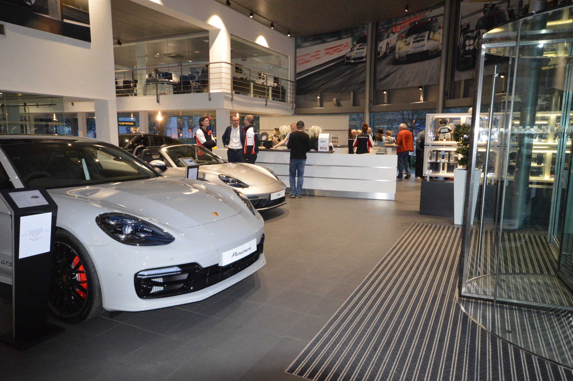 R29 2019-04-09 Clubnight at Porsche Centre Guildford