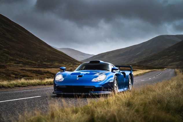 Tiff Needell drives a Porsche 911 GT1